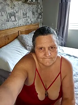 Snapshot of MissQueenBeex chatting on October 26, 12:00 pm MissQueenBeex online show from October 26, 12:00 pm