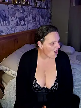 Snapshot of MissQueenBeex chatting on October 19, 8:11 pm MissQueenBeex online show from October 19, 8:11 pm