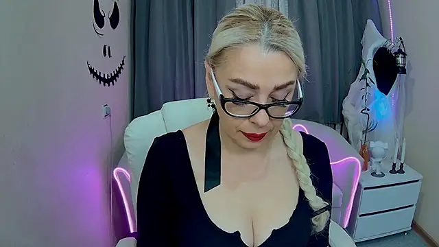 Snapshot of KatrinaCharm chatting on October 22, 6:18 am KatrinaCharm online show from October 22, 6:18 am