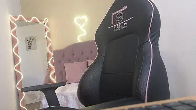 kissy tay online show from September 18, 12:15 pm