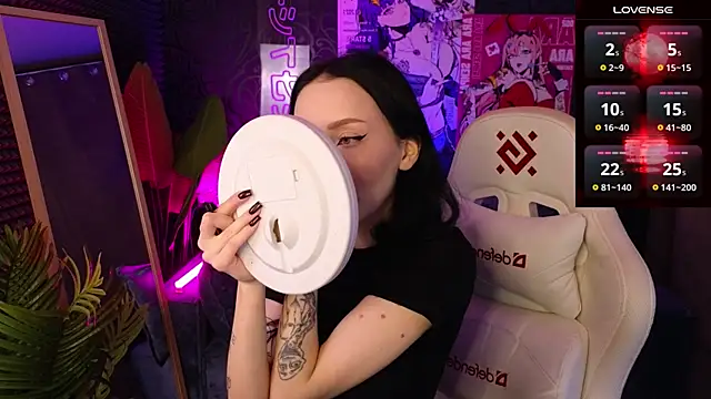  holly berry  online show from October 1, 1:32 am