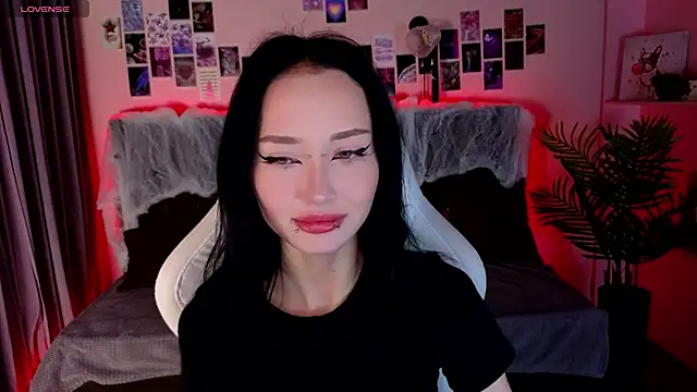  holly berry  online show from October 29, 2:05 am