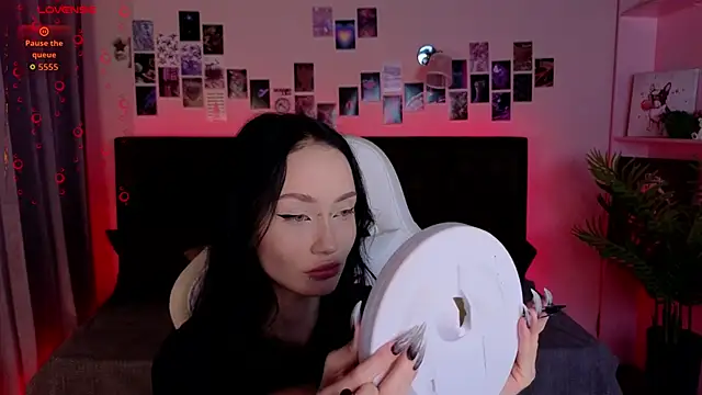  holly berry  online show from October 15, 1:30 am