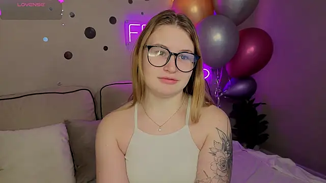 Christine Wallker online show from October 9, 1:32 am