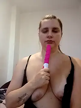 Snapshot of JessicaItalia chatting on October 7, 9:46 am JessicaItalia online show from October 7, 9:46 am