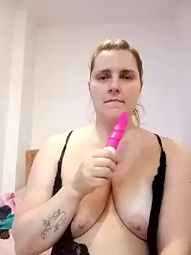 Snapshot of JessicaItalia chatting on October 15, 9:45 am JessicaItalia online show from October 15, 9:45 am