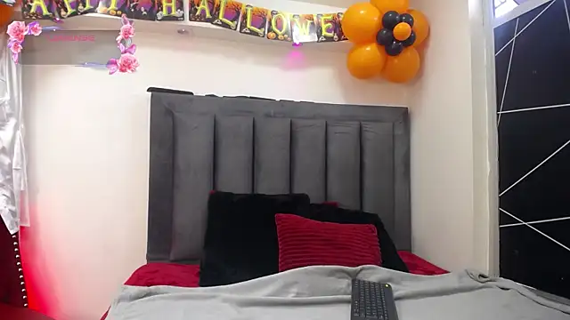 Snapshot of EmmaJhomson chatting on October 13, 8:11 pm EmmaJhomson online show from October 13, 8:11 pm