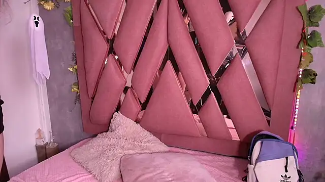 Snapshot of viollettaa_ chatting on October 17, 7:28 pm viollettaa  online show from October 17, 7:28 pm