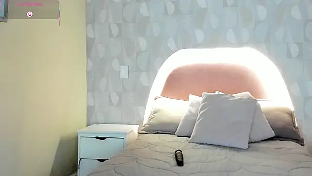 Snapshot of isabella_milf_ chatting on October 13, 7:05 pm isabella milf  online show from October 13, 7:05 pm