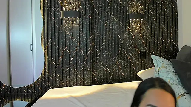 ZOETTAYLOR online show from December 19, 9:40 pm