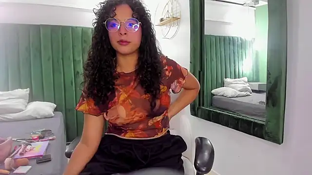 Sweet Lucyy online show from October 2, 5:45 am