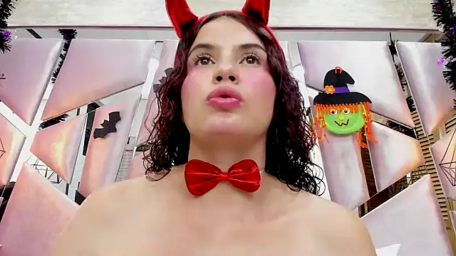 Snapshot of ThaliaCross chatting on October 30, 8:54 pm ThaliaCross online show from October 30, 8:54 pm