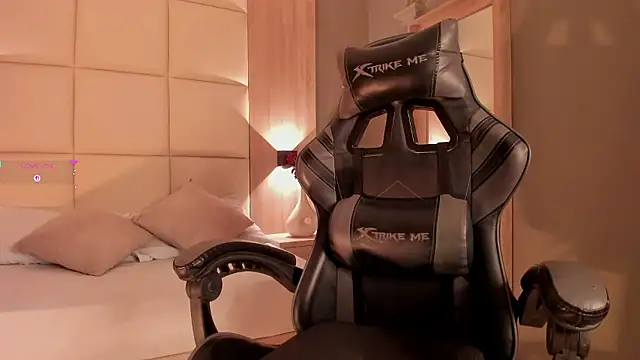 Snapshot of emma_fhox chatting on October 31, 2:57 am emma fhox online show from October 31, 2:57 am