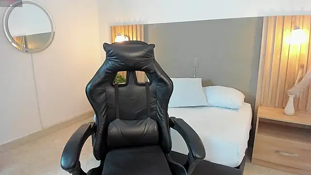 Snapshot of emma_fhox chatting on September 23, 2:10 am emma fhox online show from September 23, 2:10 am