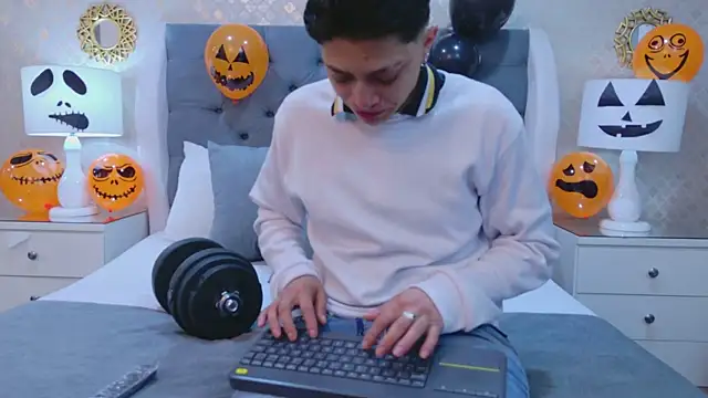 Snapshot of ZoeKrug chatting on October 16, 11:57 am ZoeKrug online show from October 16, 11:57 am