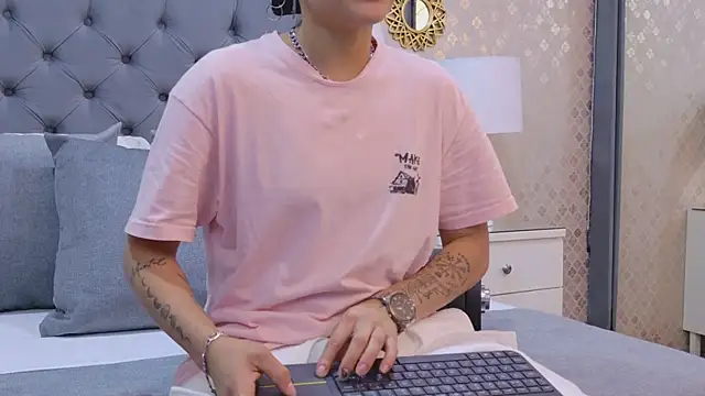 Snapshot of ZoeKrug chatting on September 17, 12:03 pm ZoeKrug online show from September 17, 12:03 pm