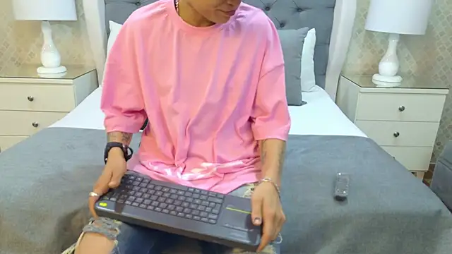 Snapshot of ZoeKrug chatting on October 13, 11:57 am ZoeKrug online show from October 13, 11:57 am