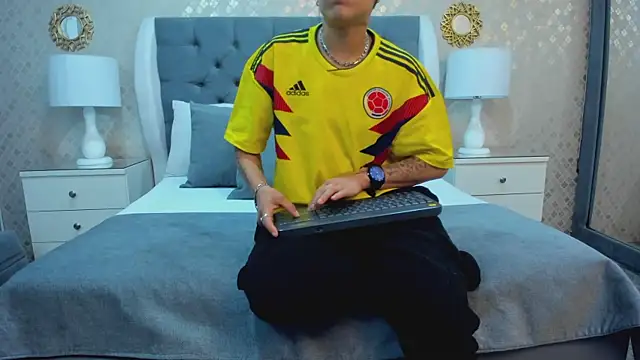 Snapshot of ZoeKrug chatting on October 2, 11:59 am ZoeKrug online show from October 2, 11:59 am