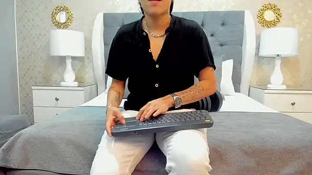 Snapshot of ZoeKrug chatting on October 1, 11:59 am ZoeKrug online show from October 1, 11:59 am