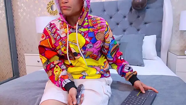 Snapshot of ZoeKrug chatting on October 7, 11:47 am ZoeKrug online show from October 7, 11:47 am