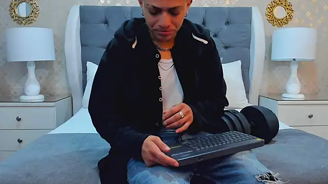 Snapshot of ZoeKrug chatting on October 18, 12:19 pm ZoeKrug online show from October 18, 12:19 pm