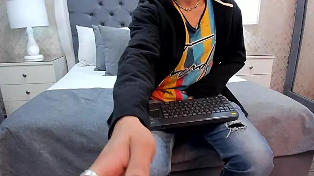 Snapshot of ZoeKrug chatting on October 10, 11:59 am ZoeKrug online show from October 10, 11:59 am