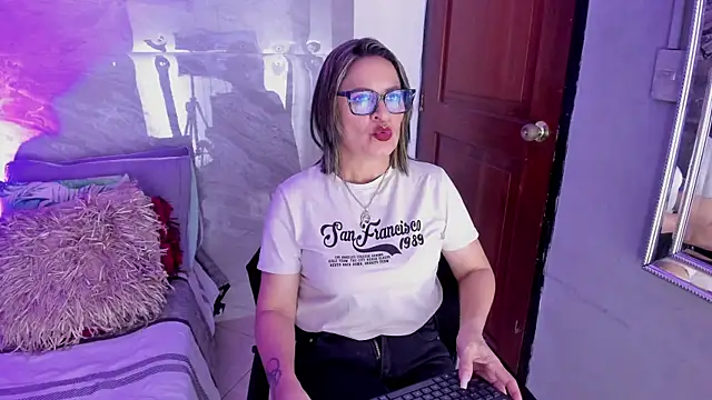 Snapshot of Agatha_Pleasure chatting on September 15, 11:51 am Agatha Pleasure online show from September 15, 11:51 am