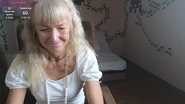 Snapshot of Laura_Gol chatting on October 24, 9:00 pm Laura Gol online show from October 24, 9:00 pm