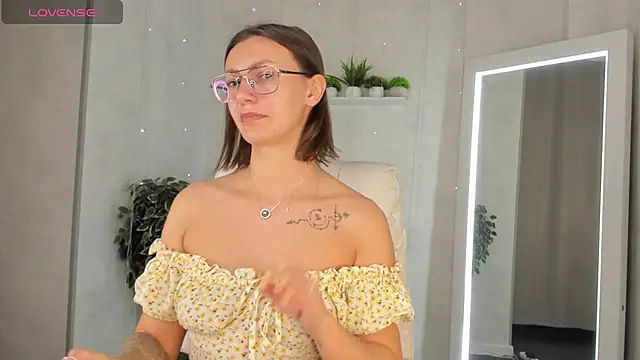 Elina Gravess online show from September 8, 11:59 pm