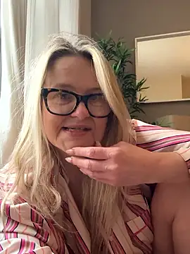 SuzieSub online show from February 4, 9:45 am