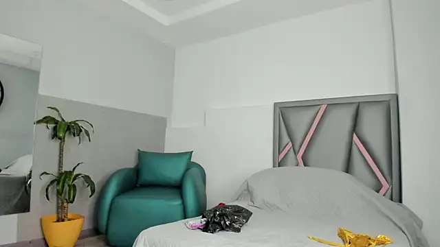 Snapshot of klariz09 chatting on October 2, 8:14 pm klariz09 online show from October 2, 8:14 pm