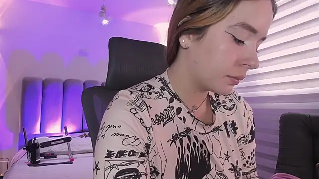 Snapshot of AlliceLover chatting on October 1, 12:21 pm AlliceLover online show from October 1, 12:21 pm