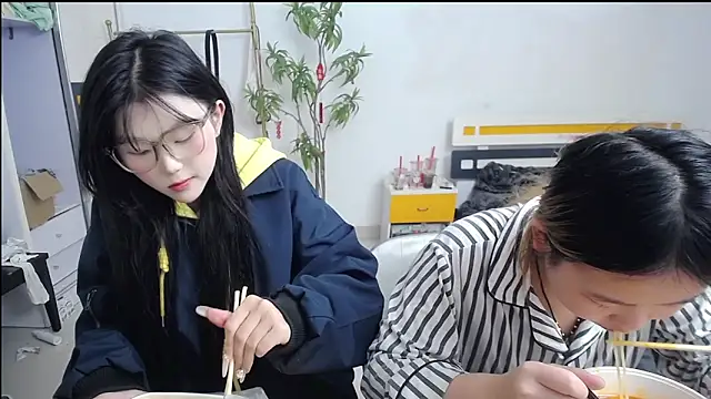 Snapshot of Babygirls523 chatting on October 31, 2:43 pm Babygirls523 online show from October 31, 2:43 pm