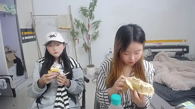 Snapshot of Babygirls523 chatting on October 23, 12:44 pm Babygirls523 online show from October 23, 12:44 pm