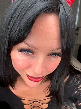 juicylucie online show from October 31, 2:10 pm