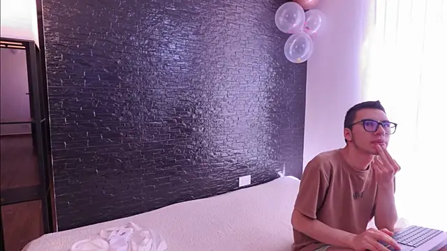 SkinnysCouple online show from June 10, 6:17 pm