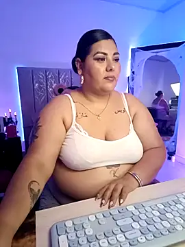 Snapshot of AndreaKinky chatting on October 25, 8:33 am AndreaKinky online show from October 25, 8:33 am