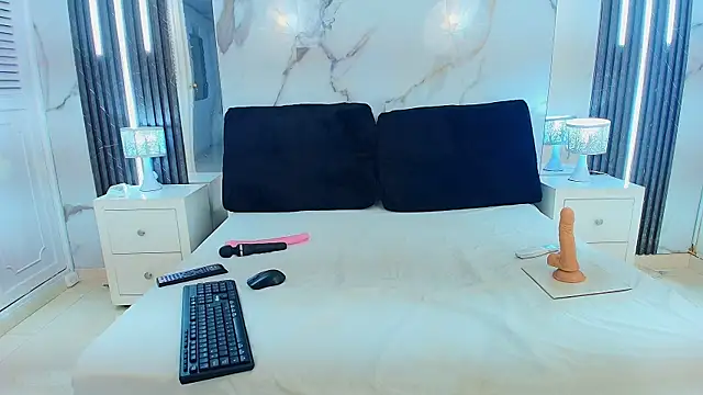 Snapshot of MayaBaker chatting on October 24, 9:33 pm MayaBaker online show from October 24, 9:33 pm