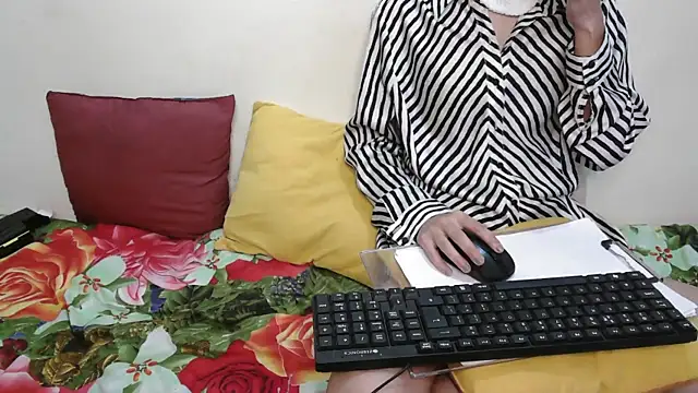 NaughtyThrouple online show from September 17, 9:02 pm