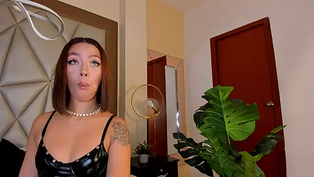 Snapshot of AllisonOwens chatting on October 21, 4:27 am AllisonOwens online show from October 21, 4:27 am