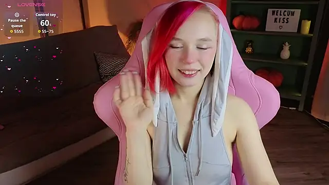 NaomiYoru online show from December 5, 8:32 pm