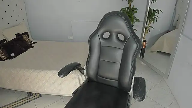 Snapshot of Alix_18_ chatting on October 22, 11:37 am Alix 18  online show from October 22, 11:37 am