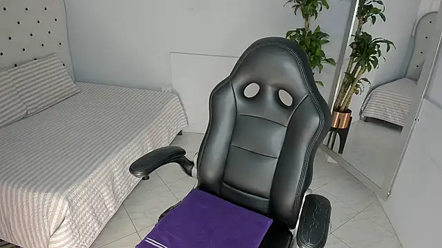 Snapshot of Alix_18_ chatting on October 12, 11:56 am Alix 18  online show from October 12, 11:56 am