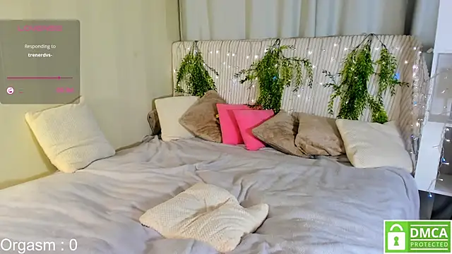 Kelly Mott online show from December 4, 2:14 am