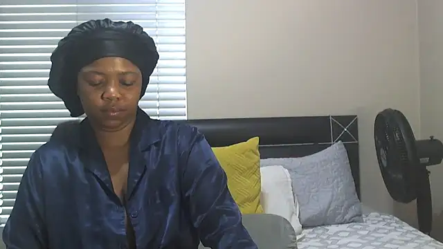 Snapshot of SweetBerryBliss chatting on October 13, 9:45 am SweetBerryBliss online show from October 13, 9:45 am