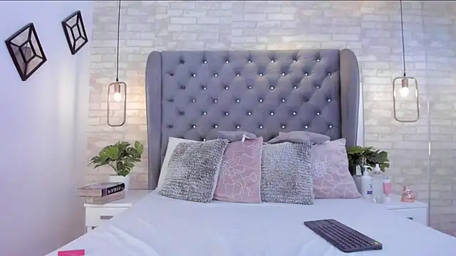 Roxanne Hale online show from September 27, 9:33 pm