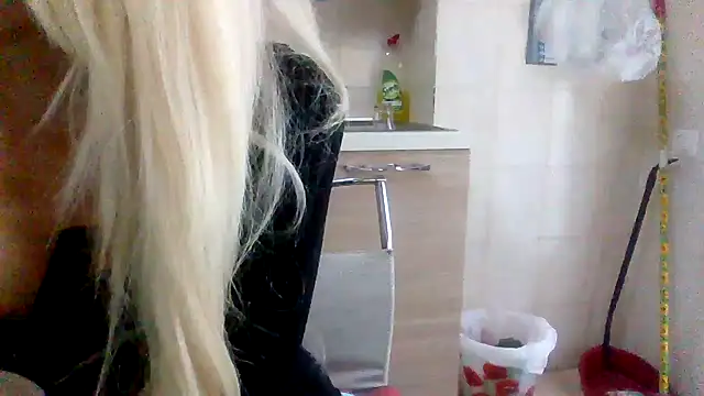 Snapshot of Kelly80 chatting on October 17, 12:08 pm Kelly80 online show from October 17, 12:08 pm