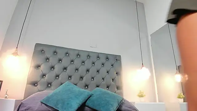 ScarlettGonzalez  online show from November 19, 1:00 pm