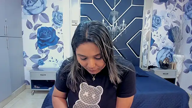 Snapshot of LatinaHoleQueen chatting on October 25, 2:57 pm LatinaHoleQueen online show from October 25, 2:57 pm