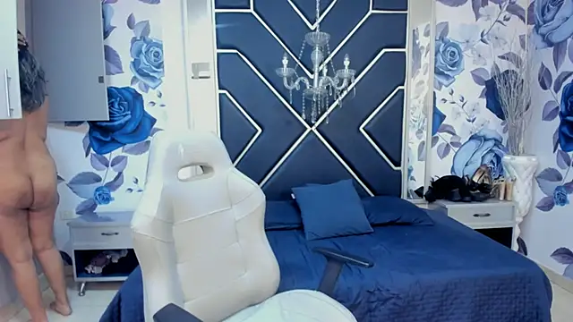 Snapshot of LatinaHoleQueen chatting on October 4, 4:11 pm LatinaHoleQueen online show from October 4, 4:11 pm